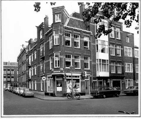  De Cornelis Drebbelstraat nummers 3 tot 7. Deze panden bestaan niet meer, er zijn andere woningen voor in de plaats gekomen. Rechts zie je tussen de geparkeerde voertuigen het raam en de deur van de groentewinkel Busman op nummer 5; het pand waar in 1923 het loodgietersbedrijf van Franeker begon. (Foto: Gemeentearchief Amsterdam) 