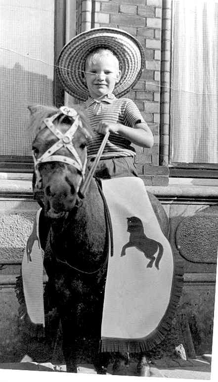 Op de pony (1953) Aart op de pony, met andere hoed, in 1953 
