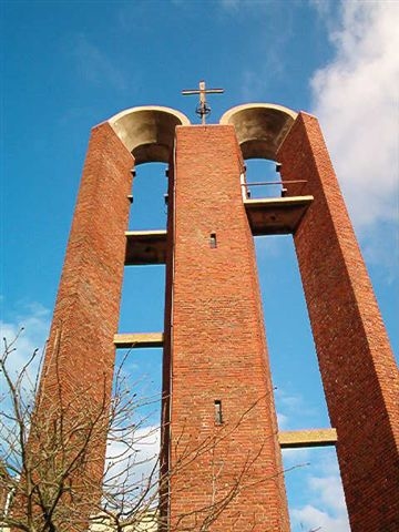  De toren van de in 1958 gebouwde Christus Koningkerk (2004), alle meerdere jaren zonder klokken, vormt een markant punt in de Don Boscobuurt. De toren van de in 1958 gebouwde Christus Koningkerk (2004), alle meerdere jaren zonder klokken, vormt een markant punt in de Don Boscobuurt. 