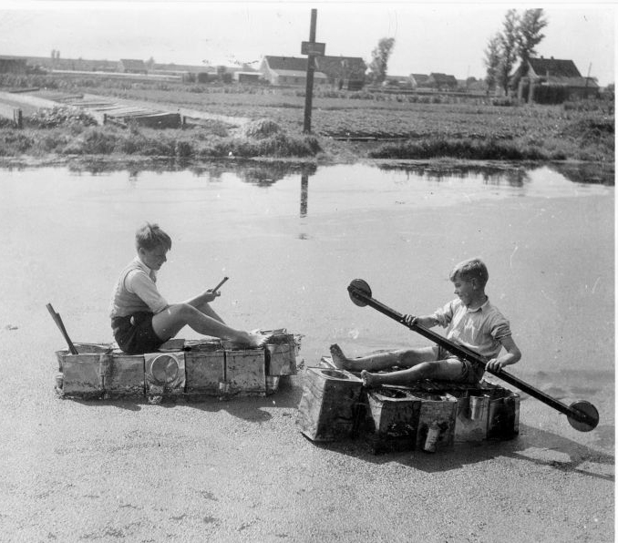 Koekblikvaren Frans herinnert zich nog goed dat ze de koekblikken gebruikten om mee te varen zoals deze jongens tijdens de Tweede Wereldoorlog (Foto: Gemeentearchief Amsterdam) 