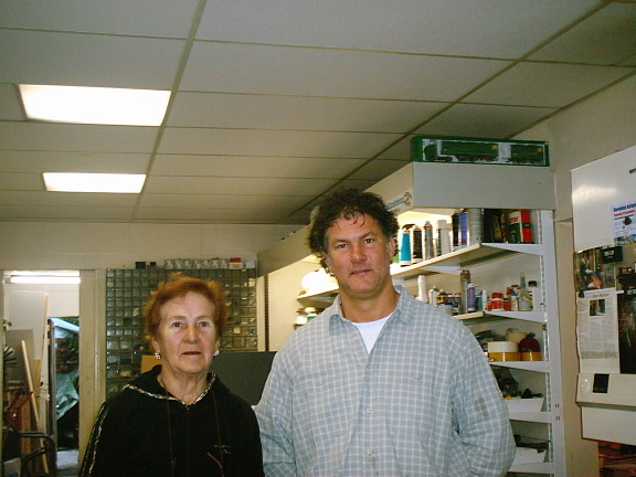  Foto genomen in september 2008 Hans Willms en zijn moeder in de winkel, september 2008. 
