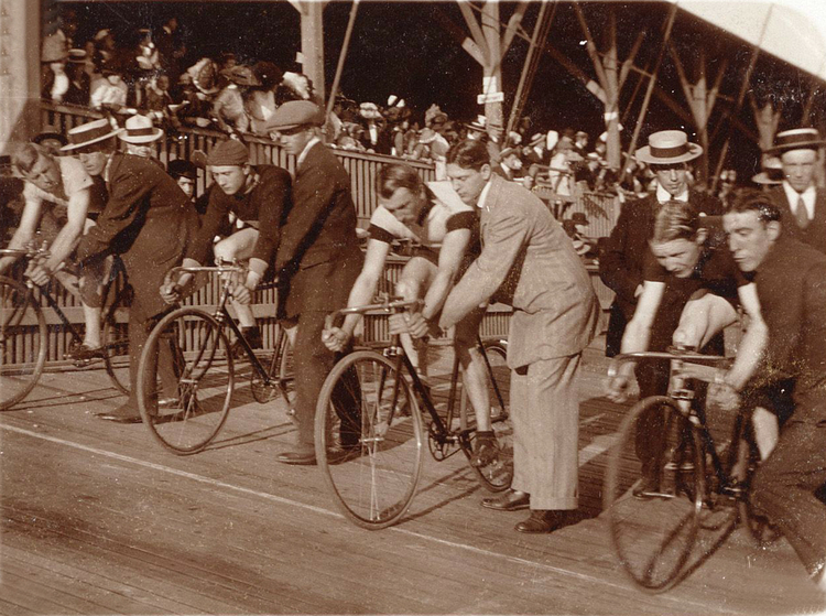 De meet op de Wielerbaan Zeeburgerdijk - 1900 .<br />Foto: Beeldbank Amsterdam 