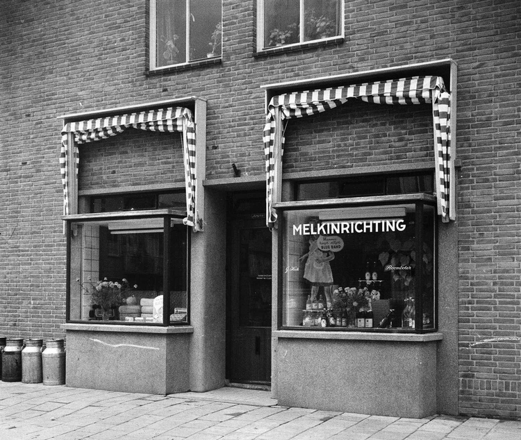 De melkwinkel van G.Hak in de Middelhoffstraat 4 - 1948 .<br />Foto: Beeldbank Amsterdam 