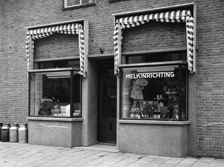 De melkwinkel van G. Hak in de Middelhoffstraat 1948 .<br />Foto Beeldbank Amsterdam 