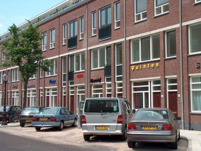  Nieuwbouw in de Reinwardtstraat (even kant), 2003, met op de muur de 42 meest gekozen namen in Amsterdam (een kunstwerk van Jan Rothuizen) 