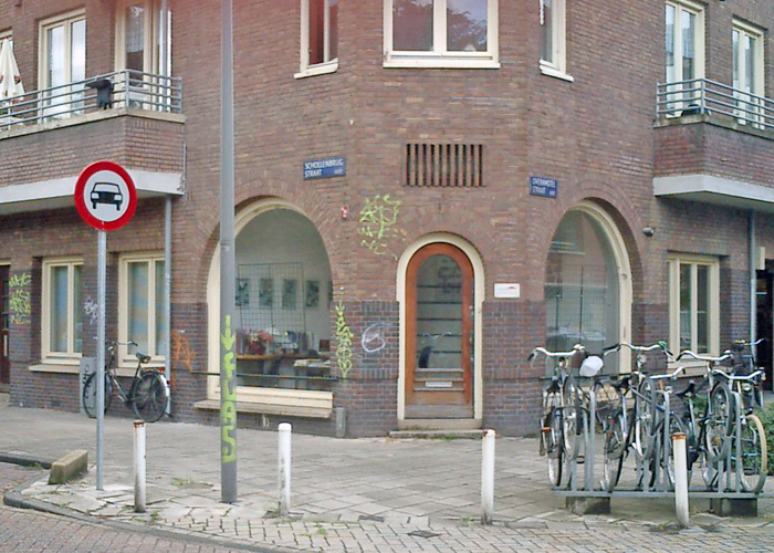  De kleine winkeltjes zijn woningen geworden, zo ook het sigarenwinkeltje (Foto: 2006) 