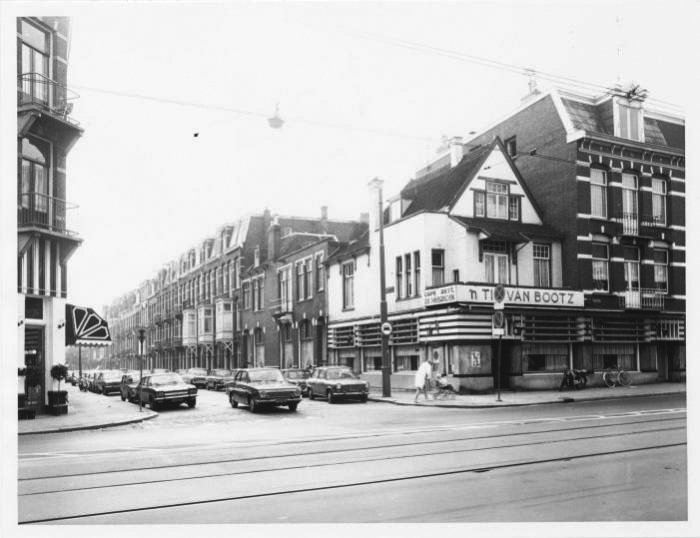 De meerhoek De Meerhoek aan het begin van de Zacharias Jansestraat: "het was een café waar ook wel feestavonden werden georganiseerd. Mijn vader heeft daar vaak gespeeld op de piano en accordeon." 