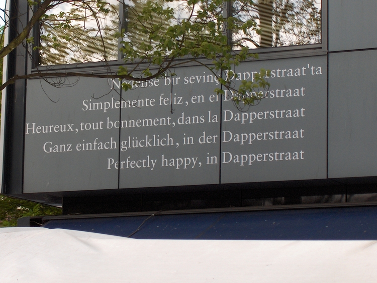 Domweg vertaald  in de Dapperstraat De slotregel van het gedicht 'Domweg gelukkig in de Dapperbuurt' is in acht talen vertaald (2005) 