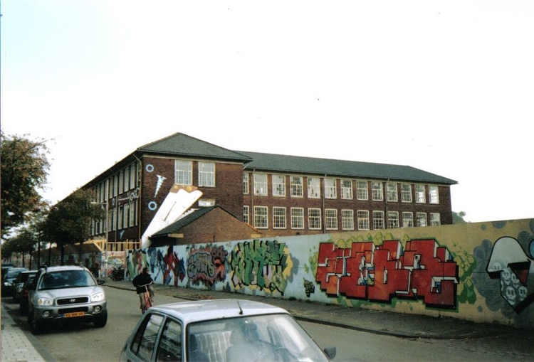 Don Bosco-school De voorkant van de oude Don Bosco-school (met versieringen), vlak voor de sloop (2004). 