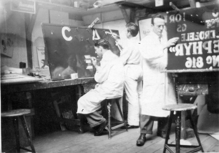 Ies aan het werk op de werkplaats van de Firma Kool & Co. in 1939. Rechts is bedrijfsleider Dupont afgebeeld met collega Appie Stuive. De foto is uit het persoonlijk archief van Ies Jacobs.  