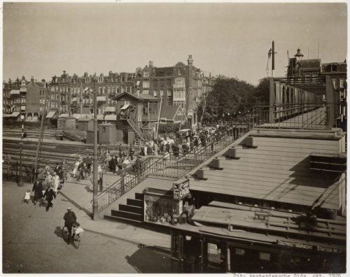 Loopbrug over het spoor. Deze loopbrug liep tussen de Javastraat en de van Swindenstraat. Foto afkomstig uit beeldbank Stadsarchief 
