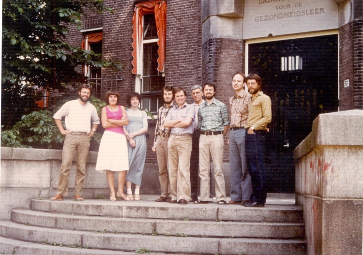  Pieter Bol voor de deur van het laboratorium in de zomer van 1981 met Lea van de Broek, Tineke Riemens, Loek van Alphen, Peter van Keulen, meneer Kunkler, Jan Hooymakers, Siend de Marie en Jan Poolman. 