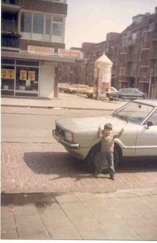 Een Siciliaanse familie - Roberto als kind in de Dapperstraat.jpg Roberto als kind in de Dapperstraat, midden jaren '80. 