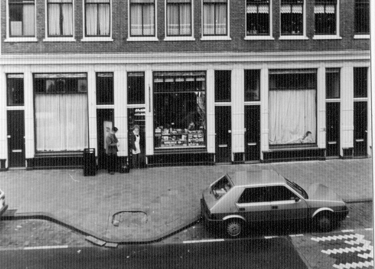 De winkel in 2e Oosterparkstraat 50 De winkel - betegeld en met granitovloer - was op het noorden gelegen, dat was koel. Een belangrijke factor in de tijd voor de koelkast. Foto uit de 70er jaren. Zichtbaar is mevrouw Groot, misschien is de andere persoon de vader van Wim Groot. 