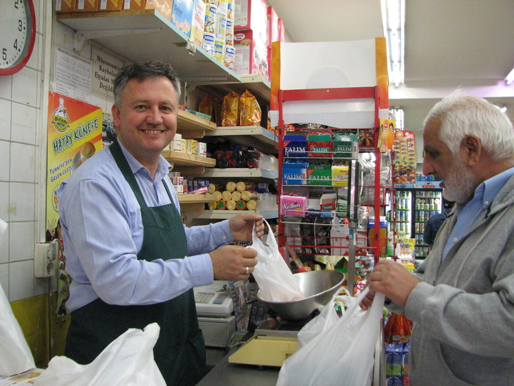  Eigenaar van supermarkt Helal Et GIda achter kassa nr.2 Hüseyin Akbiyik, eigenaar van supermarkt Helal Et Gida achter kassa nummer 2, 2008 