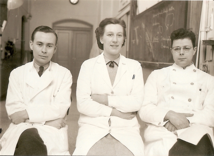  Evert Timmer als medisch student in Utrecht circa 1940. Rechts op de foto. De twee anderen zijn onbekend.<br />Foto: Uit de collectie van Pieter Bol 