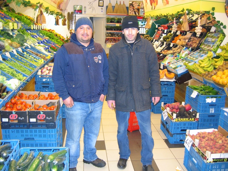 Twee trotse eigenaren! Sinds een aantal weken zijn Cevat Ecevit (links) en Hüseyin Turhan de nieuwe eigenaren (de directeuren) van mijn oude groentewinkel Yildiz.<br />De nieuwe naam wordt: Özyildiz. <br />bron: F.Slicht 