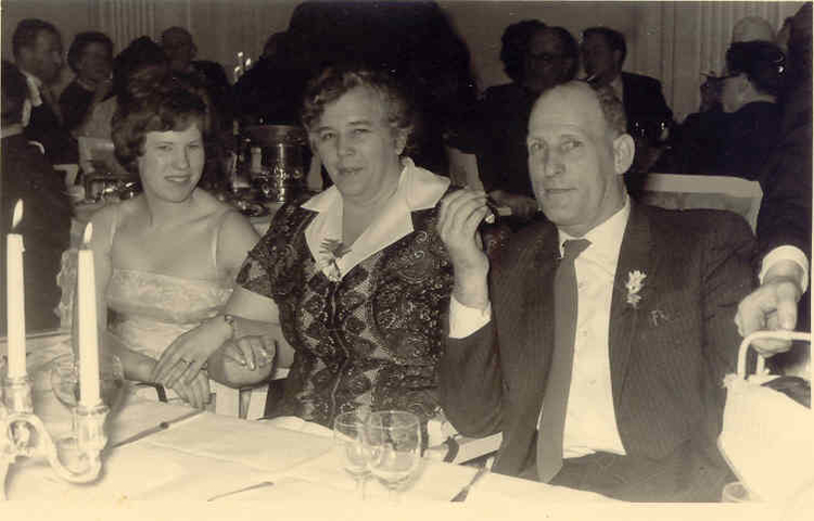 De familie Elzinga. Deze foto dateert van na de oorlog. Afgebeeld zijn Ome Herman en Tante Jo Elzinga en hun dochter. <br />De foto is afkomstig uit het foto archief van David Verdooner. 