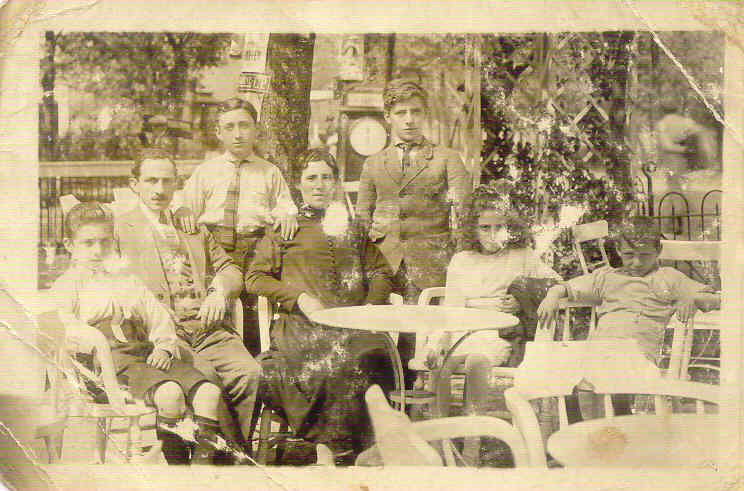 Meijer Verdooner en zijn familie. De foto dateert uit ongeveer 1922, Meijer is dan 15 jaar oud (3e van rechts). Waarschijnlijk is de familie op een uitstapje. De foto is met toestemming van David Verdooner geplaatst. 
