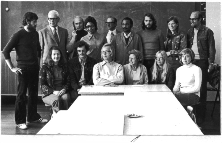  Een groepsfoto van de leerkrachten van de Anthonie van Diemenschool in 1975. 