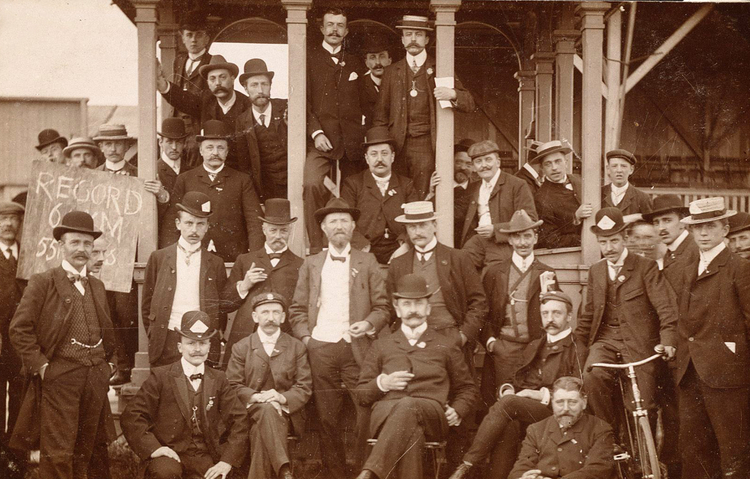 Groepsportret tijdens een recordpoging -  ± 1900 .<br />Foto: Beeldbank Amsterdam 