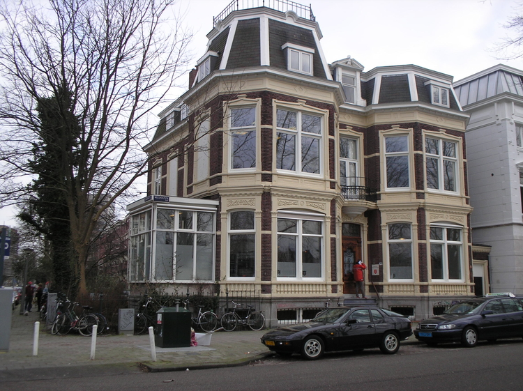  Amstelborgh aan de Weesperzijde hoek Grensstraat (anno 2007). Links begint de tuin, die doorloopt tot achter het gebouw. 