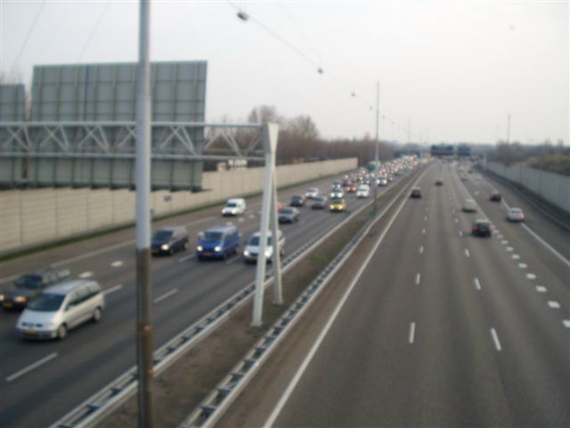 Zicht op de snelweg vanaf de fiets/loopbrug. Zo zien Jorn en zijn oma de snelweg richting Amersfoort/Zeeburgertunnel vanaf de fietsbrug. 