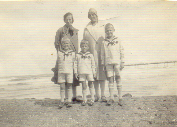  De vrouw van Gerrit, Get Verboom, met de familie de Koning op het strand van Scheveningen in 1929. Ze was als dienstbode in dienst bij de familie. 