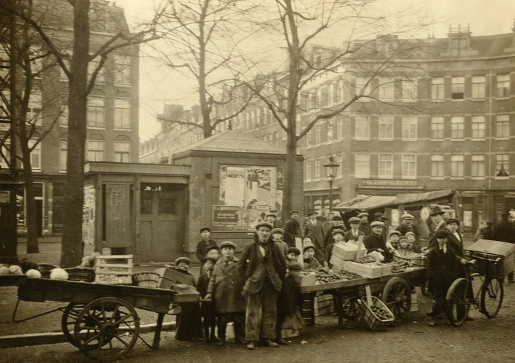 Iepenplein Groentenkraampjes - 1920 .<br />Foto: Beeldbank Amsterdam 