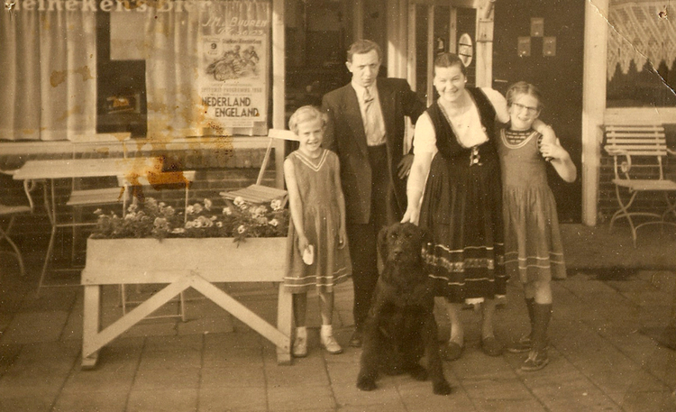 Voorzijde Koffiehuis de Meer . .<br />Op de foto v.l.n.r.: Wilma van Buuren, een Duitse toerist, onze moeder 'Tante Mien' en Hanneke van Buuren.<br />Foto: Hanneke van Buuren 