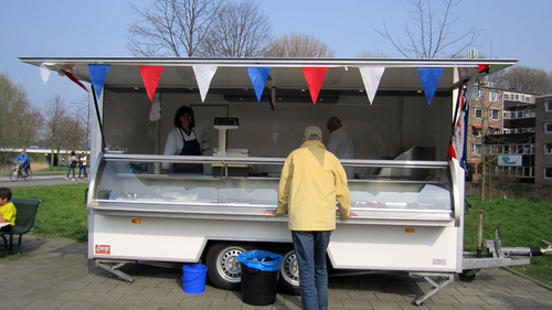 De viskraam van Zwaan op de hoek van de Hugo de Vrieslaan - 2014 .<br />Foto; Jo Haen 