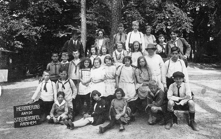 Henk Komen met schoolklas - 1921 .<br />Foto: Familie Komen 