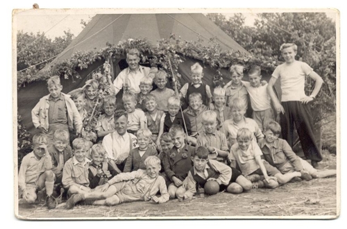  Op vakantie in Stroe met speeltuin Batavia, medio 1949. Geheel links onder is Henk Vittali. Met bal is Corrie Vittali. 