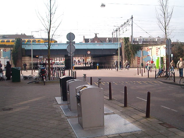  Nogmaals het spoorwegviaduct tussen Javastraat en Eerste van Swindenstraat (gezien vanaf de Javastraat), april 2005. 