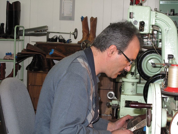 Schoenmaker Achmet aan het werk De schoenmaker aan het werk, foto april 2010. Foto april 2010. 