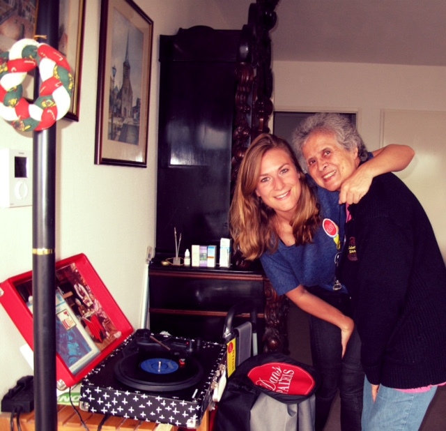 Jenny en Mary bij de platenspeler Foto gemaakt in Mary's flat, juli 2016.<br />Foto; Marella Karpe; bewerkt door Jenny 