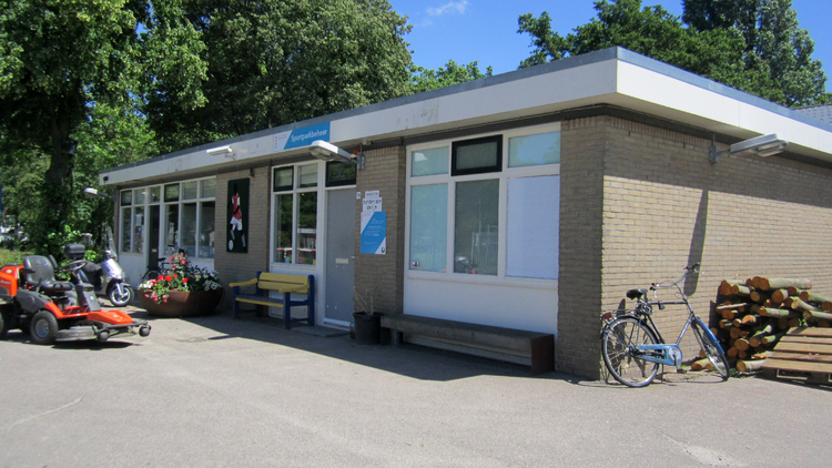 Het gebouw van het Sportparkbeheer op Sportpark Middenmeer en Voorland - 2014 .<br />Foto: Jo Haen 