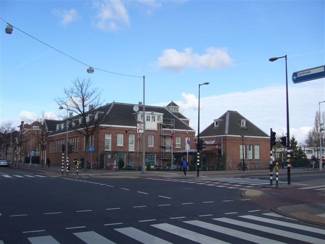 Het voormalige gebouw van de ontsmettingsdienst op de hoek van de Molukkenstraat/Zeeburgerdijk.  Nu is er een moskee in gevestigd.  