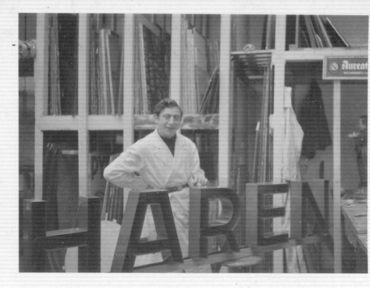 Ies in de werkplaats van de Firma Kool & Co. De foto is gemaakt in 1939, afgebeeld is Ies in de werkplaats. de foto is afkomstig uit het persoonlijk archief van Ies Jacobs. Ies in de werkplaats in 1939. De foto is afkomstig uit het persoonlijk archief van Ies Jacobs. 