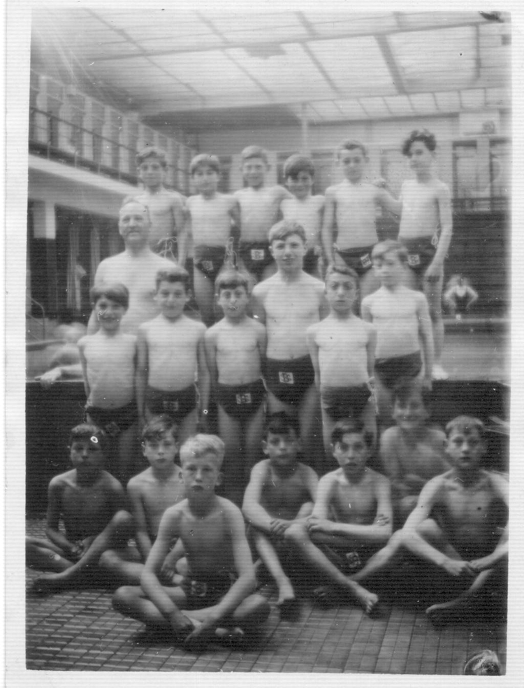  De foto is gemaakt in het Sportfondsenbad Oost op 2 maart 1932. Afgebeeld is Ies met zijn klas (de jongens) in het zwembad. De foto is afkomstig uit het persoonlijk archief van ies Jacobs. 