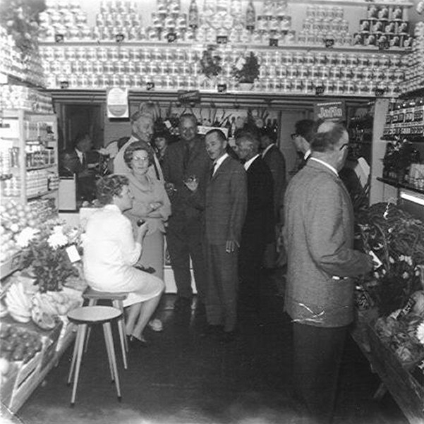 Opening1 De opening van winkel Jan de Concurrent in 1965 - links zit mevrouw Slotboom, naast haar staat Jannies moeder. Met achter haar moeder een Oom, met daarnaast Dolf Slotboom de Kapper. Vooraan staat Jannies opa, de vader van haar moeder. 