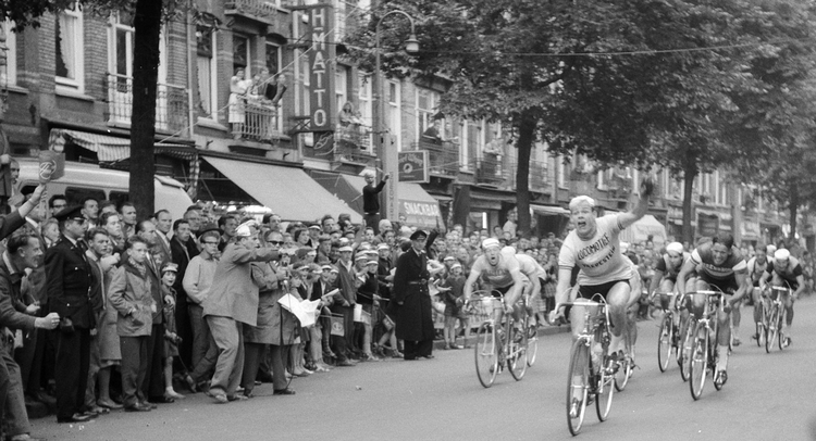 Wielerwedstrijd in de Javastraat - 1961 .<br />Foto: www.gahetna.nl 
