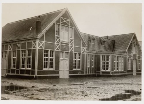 Jeugdhuis in 1927. Gebouw voor Jeugdwerk (zuidzijde), naast het zittingslokaal van de Gemeentelijke Dienst, Polderweg 92-94. Bron: Beeldbank, SAA. 