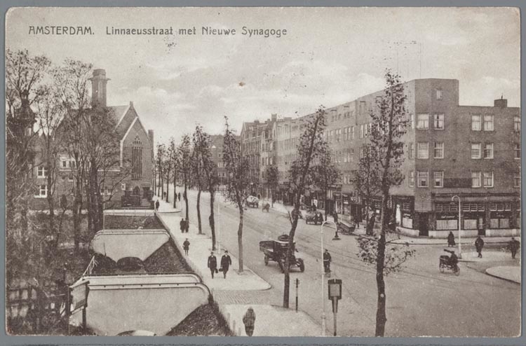 Straatbeeld met synagoge. De Linnaeusstraat eind jaren twintig, met links achter de bomen de synagoge. Langs de straat liep toen nog een sloot (prentbriefkaart uit collectie Jaap van Velzen, Joods Historisch Museum). 