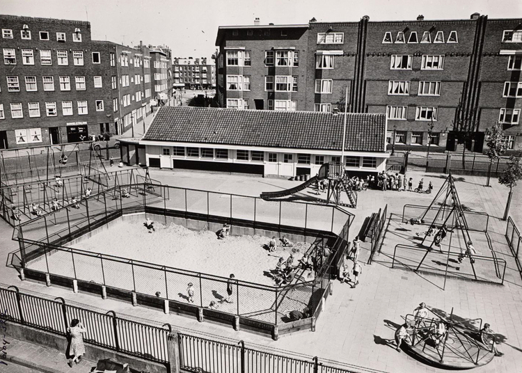 De speeltuin met op de voorgrond de zandbak. .<br />Foto: Stadsarchief Amsterdam (1953) 