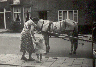  Karin Palsenbarg met tante Jeanne Balvert bij het paard van de schillenboer. 