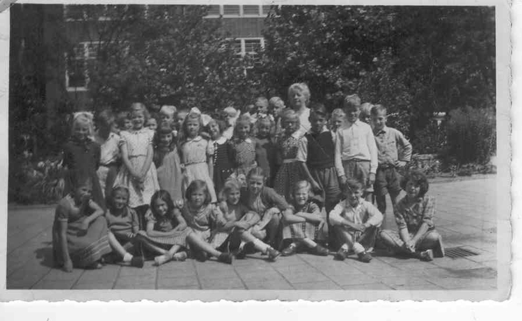  Klassefoto van de Kartinischool 1951/1952. Op de onderste rij, 2e van links, zit Maartens 'vlam' Rietje Eekhof. Staand, 1e van rechts is Henk Ohm, 3e Bram Huisman. Maarten zelf is moeilijk te zien. 