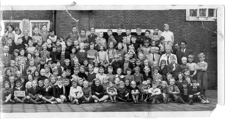  Rechterzijde van de foto met de hele Kartinischool in 1952. Foto is opgestuurd door Robert van Leeuwen, de jongen met zwart haar 3e van rechts. De 4e van rechts is zijn vriend, eveneens uit de Semarangstraat, Martin Wulder. Zie ook Roberts reactie onder dit verhaal 