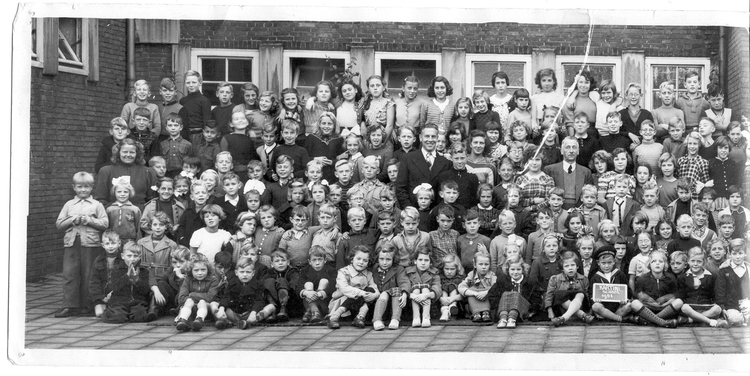  Linkerzijde van een foto van de gehele Kartinischool anno 1952. Het hoofd van de school was indertijd de Hr. De Vries (recht boven het zittende jongetje met de lei). Foto opgestuurd door Robert van Leeuwen (zie ook zijn reactie onder dit verhaal). 