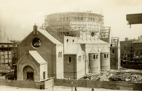 De Gerardus Majellakerk in aanbouw. De koepel is nog niet aangebracht. .<br />Foto: Beeldbank Stadsarchief Amsterdam 